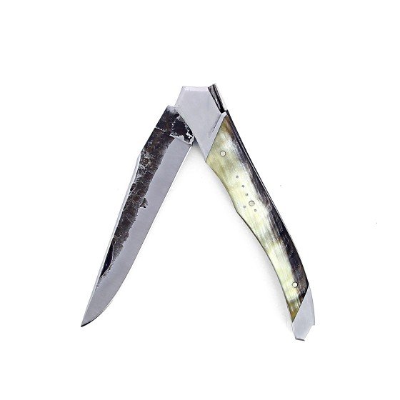 Couteau de Laguiole Tribal pliant 12 cm, platines guillochées, manche en corne de vache Aubrac, mitres inox brossées, lame brute de forge