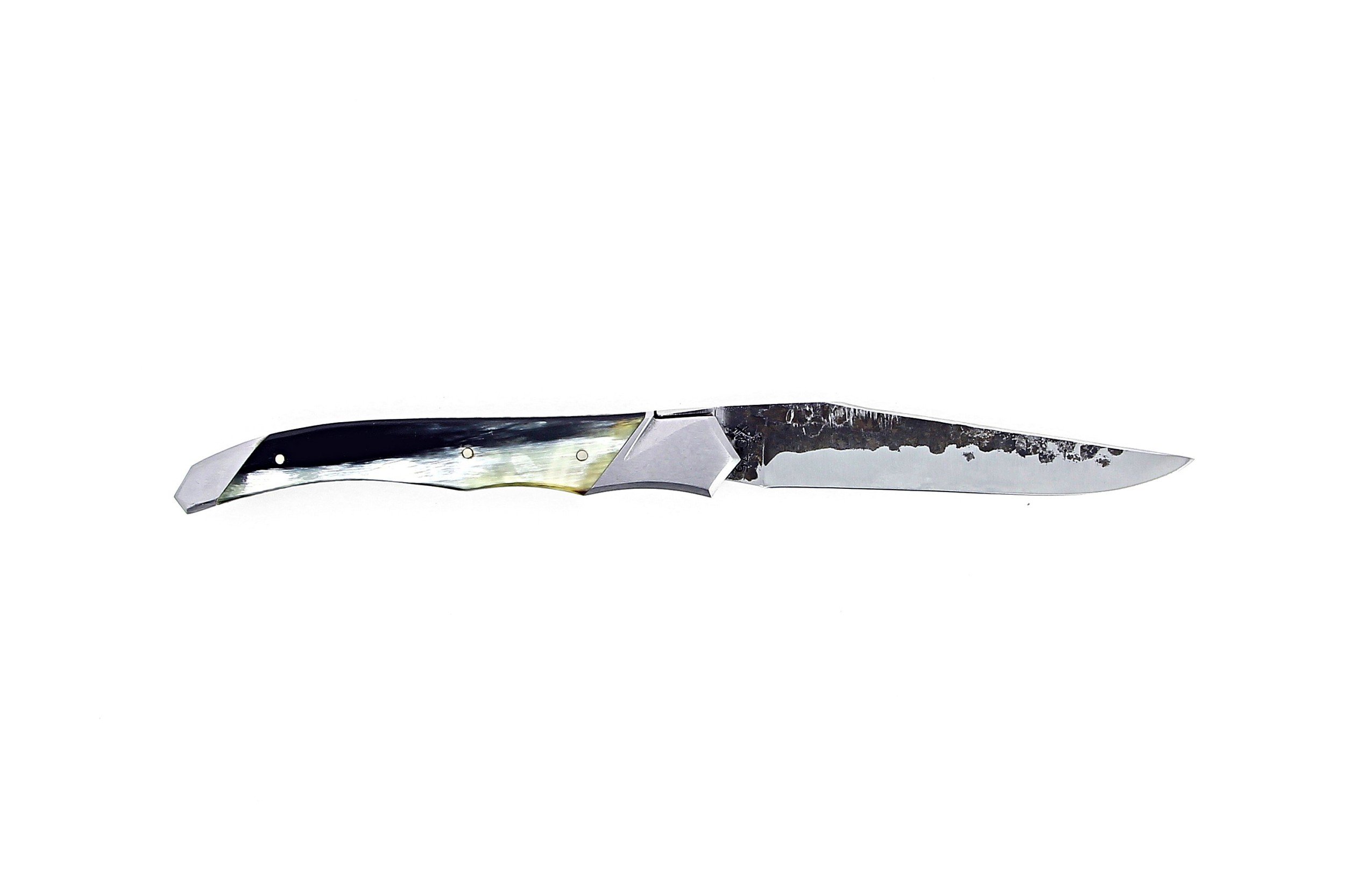 Couteau de Laguiole Tribal pliant 12 cm, platines guillochées, manche en corne de vache Aubrac, mitres inox brossées, lame brute de forge