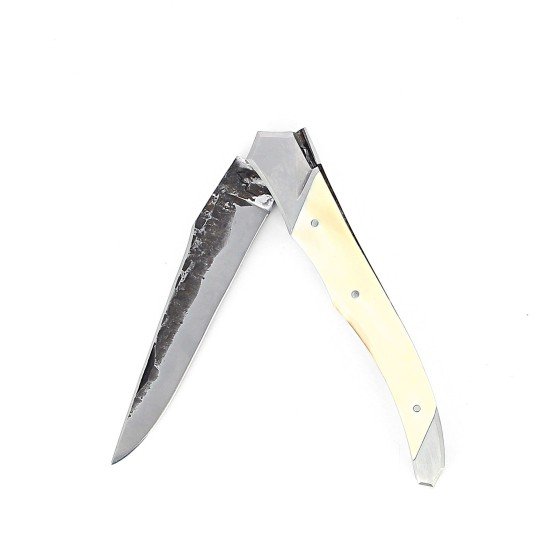 Couteau de Laguiole Tribal pliant 12 cm, platines guillochées, manche en ivoire de phacohère, mitres inox brossées, lame brute de forge