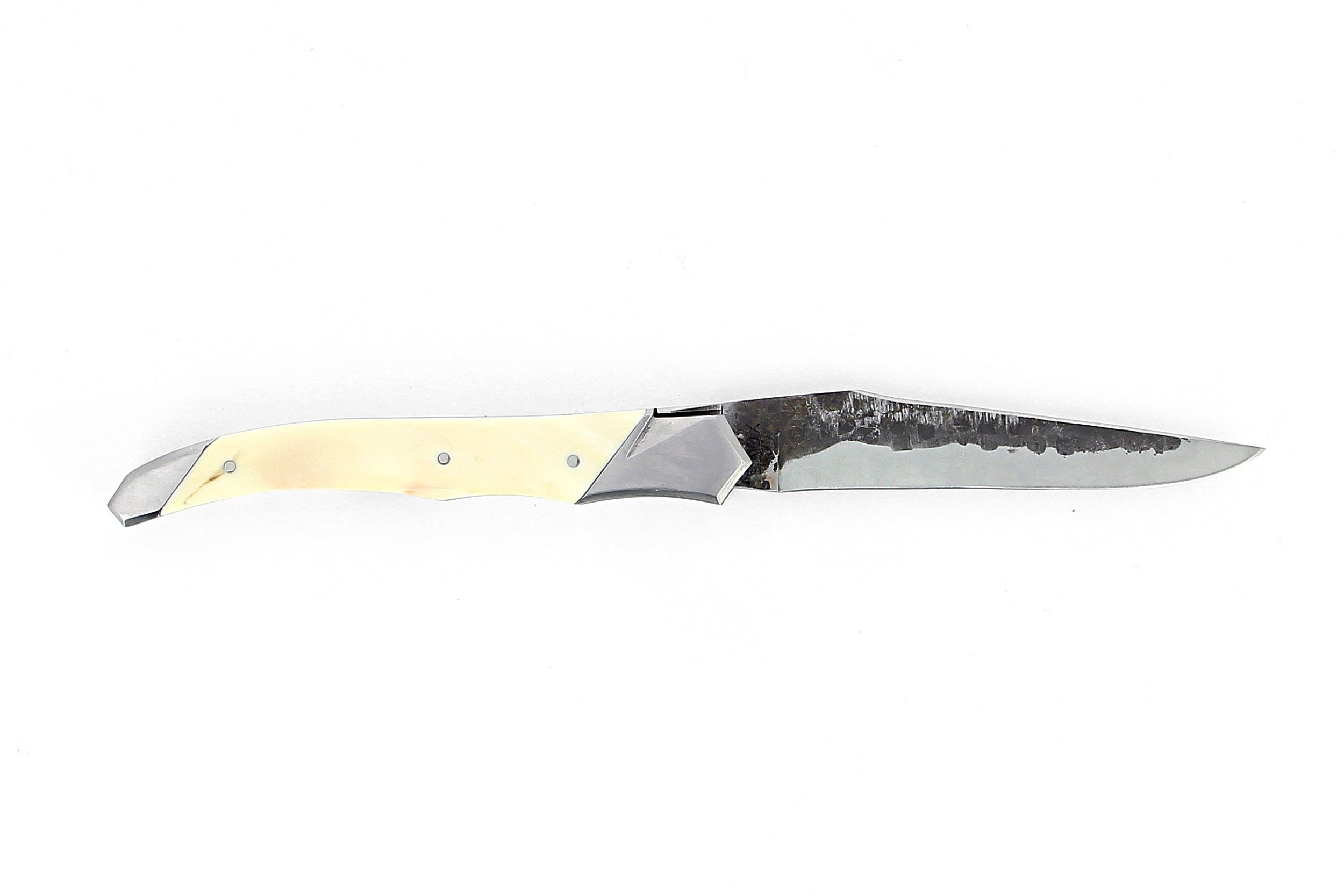 Couteau de Laguiole Tribal pliant 12 cm, platines guillochées, manche en ivoire de phacohère, mitres inox brossées, lame brute de forge