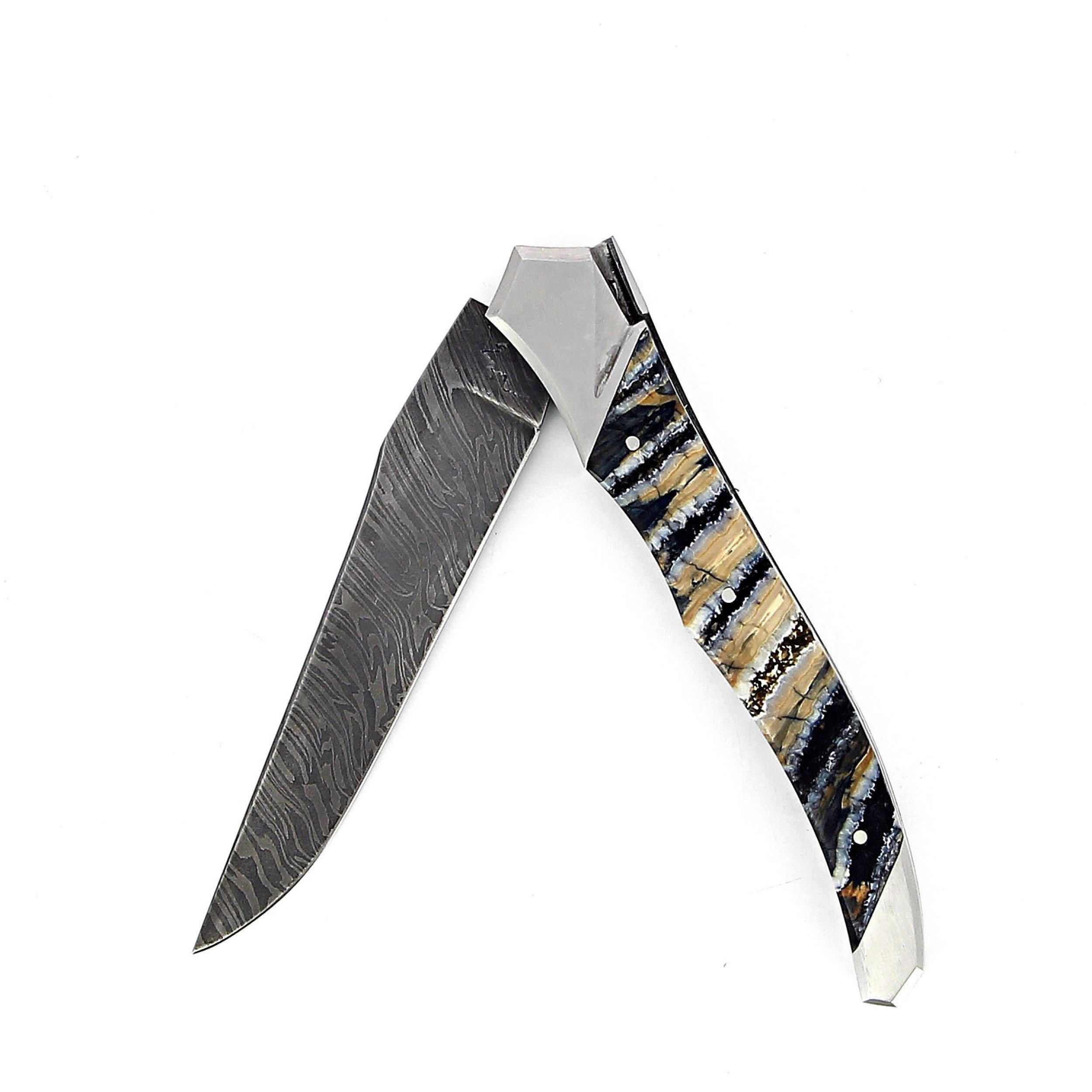 Laguiole Tribal pliant 12 cm, platines guillochées, manche en molaire de mammouth bleue, mitres inox brossées, lame Damas inoxydable