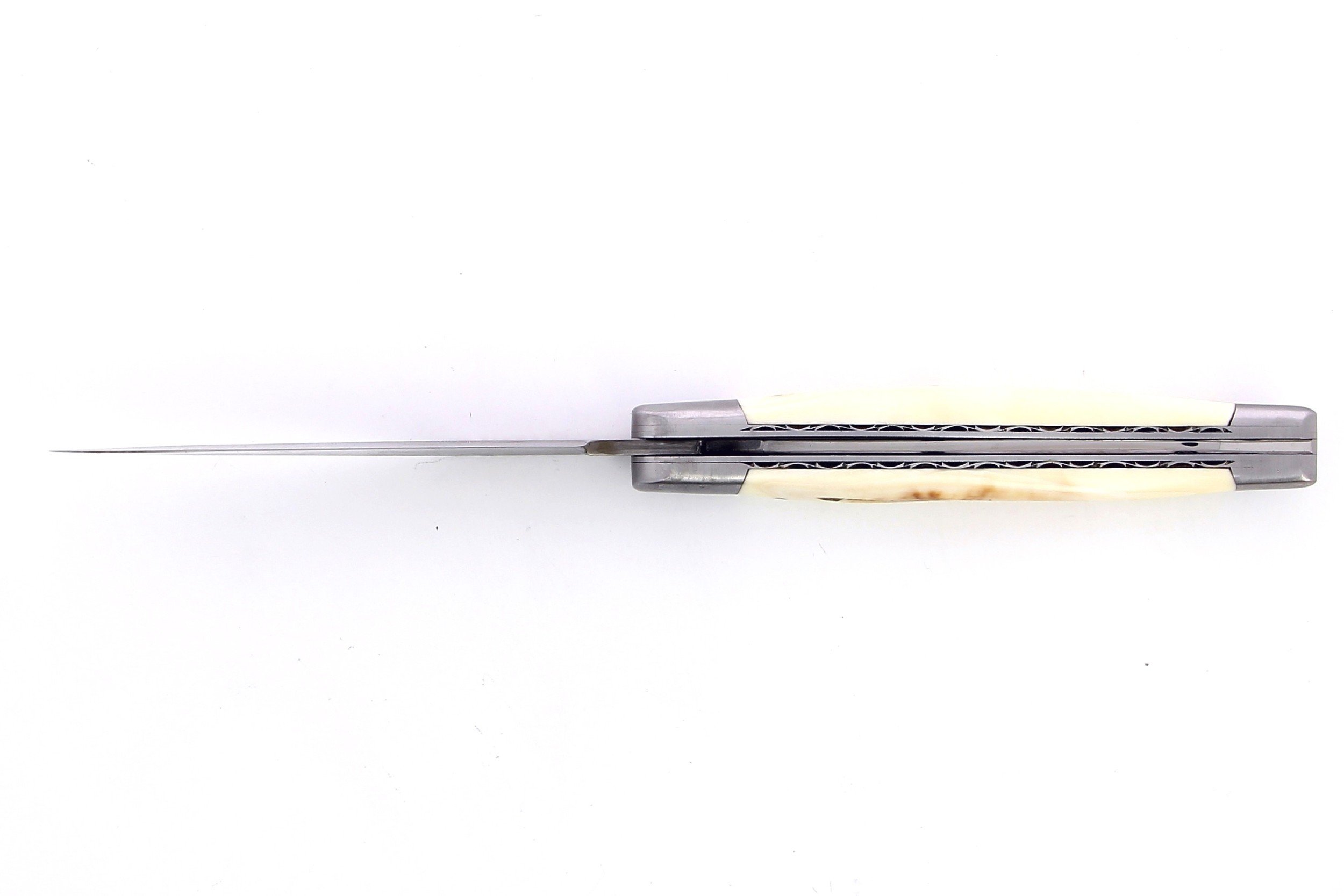Couteau de Laguiole pliant doubles platines, 13 cm, manche en pistachier, mitres inox brossées, lame Damas carbone torsadée