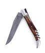 Ce couteau pliant avec tire-bouchon Laguiole Doubles Platines est destiné aux personnes recherchant un couteau de poche avec un manche plus large que sur les modèles traditionnels, pour une meilleur prise en main pour couper et déboucher. Chaque couteau pliant avec tire-bouchon Laguiole Doubles Platines comporte une abeille forgée dans la masse du ressort. L'abeille, le ressort et les platines sont richement guillochés à la lime, manuellement, par l'artisan coutelier.  La lame Damas carbone de ce couteau de Laguiole pliant de collection a été forgée artisanalement au sein de notre atelier à Laguiole. L'acier Damas garantit une qualité de coupe exceptionnelle. Les lames Damas sont obtenues en soudant ensemble deux types d'aciers différents par chauffage et martelage. L'ensemble est ensuite à nouveau chauffé, étiré, replié sur lui même et soudé, plusieurs fois, afin de multiplier les couches d'aciers. Les lames Damas artisanales que nous proposons comportent entre 46 et 92 couches d'acier offrant un motif riche et marqué. Ce couteau de Laguiole Doubles Platines pliant a été fabriqué au sein de notre atelier artisanal à Laguiole. La totalité des étapes de fabrication du couteau est réalisée par un seul et même artisan coutelier.