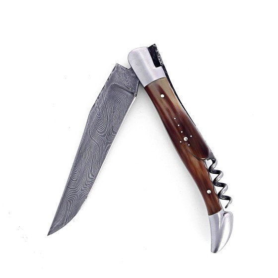 Ce couteau pliant avec tire-bouchon Laguiole Doubles Platines est destiné aux personnes recherchant un couteau de poche avec un manche plus large que sur les modèles traditionnels, pour une meilleur prise en main pour couper et déboucher. Chaque couteau pliant avec tire-bouchon Laguiole Doubles Platines comporte une abeille forgée dans la masse du ressort. L'abeille, le ressort et les platines sont richement guillochés à la lime, manuellement, par l'artisan coutelier.  La lame Damas carbone de ce couteau de Laguiole pliant de collection a été forgée artisanalement au sein de notre atelier à Laguiole. L'acier Damas garantit une qualité de coupe exceptionnelle. Les lames Damas sont obtenues en soudant ensemble deux types d'aciers différents par chauffage et martelage. L'ensemble est ensuite à nouveau chauffé, étiré, replié sur lui même et soudé, plusieurs fois, afin de multiplier les couches d'aciers. Les lames Damas artisanales que nous proposons comportent entre 46 et 92 couches d'acier offrant un motif riche et marqué. Ce couteau de Laguiole Doubles Platines pliant a été fabriqué au sein de notre atelier artisanal à Laguiole. La totalité des étapes de fabrication du couteau est réalisée par un seul et même artisan coutelier.