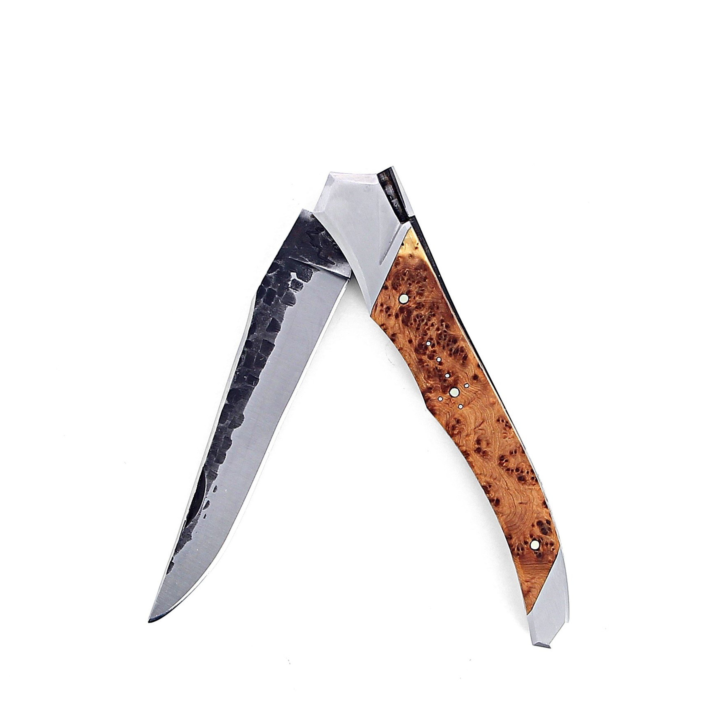 Couteau de Laguiole Tribal pliant 12 cm, platines guillochées, manche en genévrier, mitres inox brossées, lame brute de forge