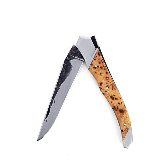 Couteau de Laguiole Tribal pliant 12 cm, platines guillochées, manche en genévrier, mitres inox brossées, lame brute de forge