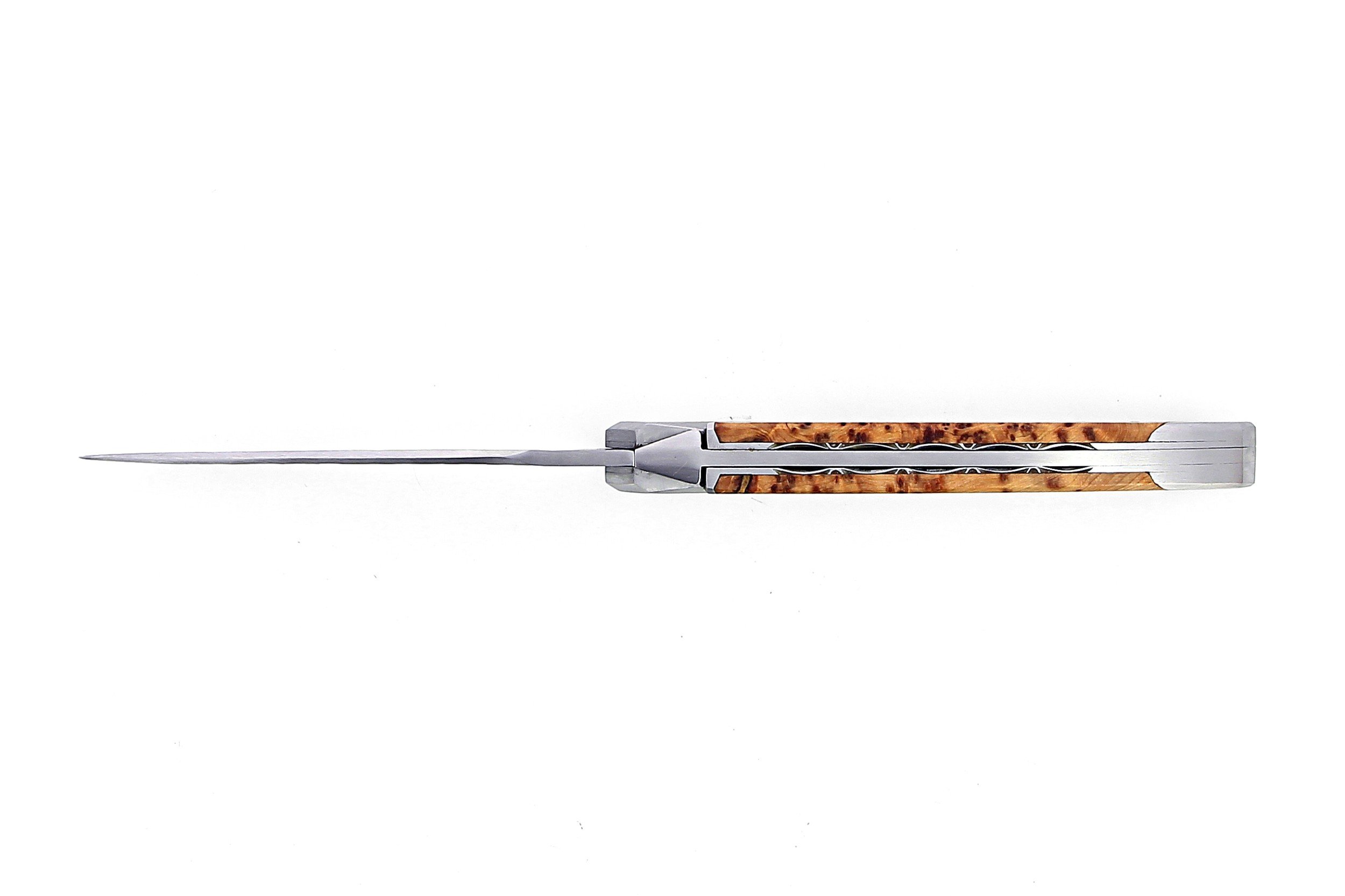 Couteau de Laguiole Tribal pliant 12 cm, platines guillochées, manche en genévrier, mitres inox brossées, lame brute de forge