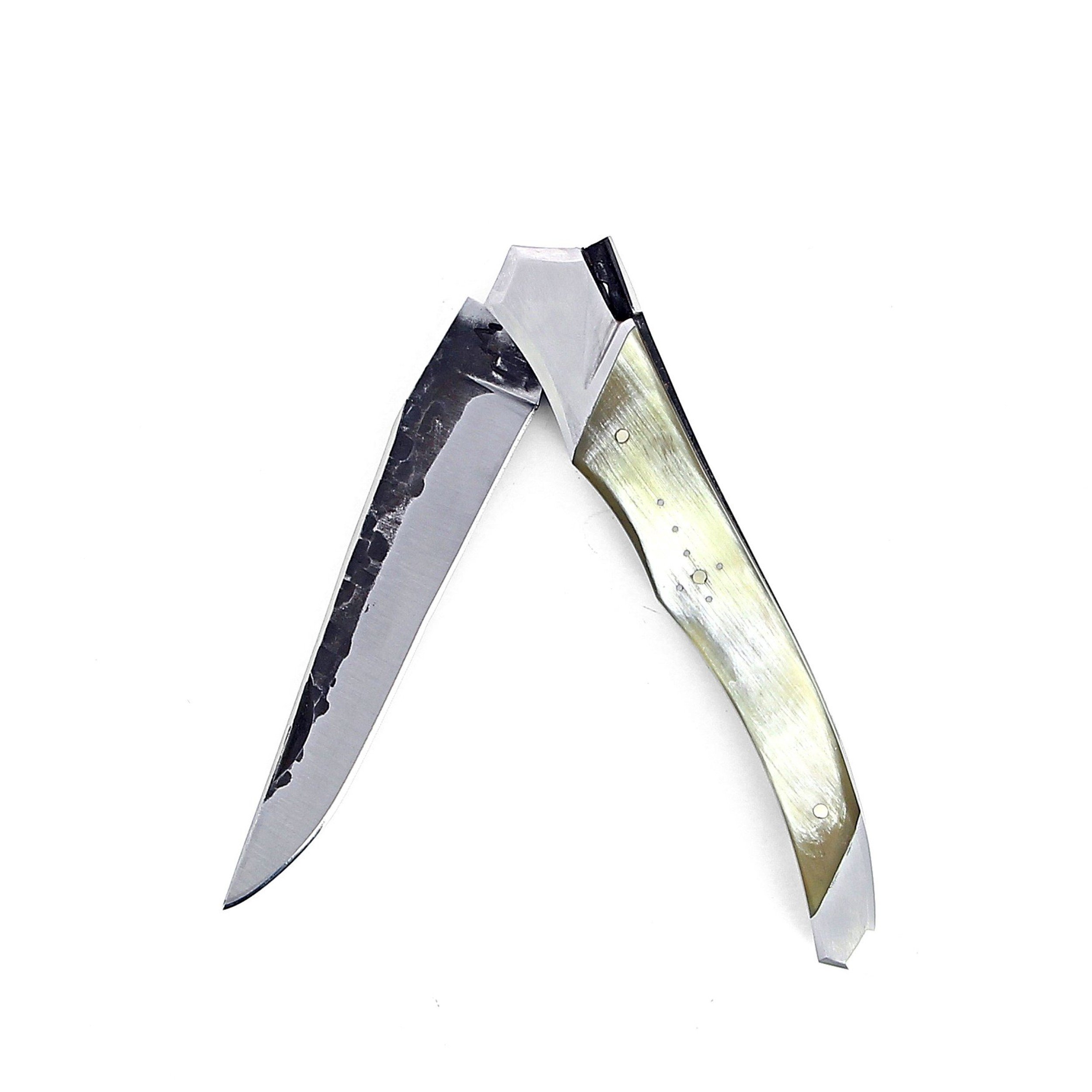 Couteau de Laguiole Tribal pliant 12 cm, platines guillochées, manche en corne de vache Aubrac, mitres inox brossées, lame brute de forge