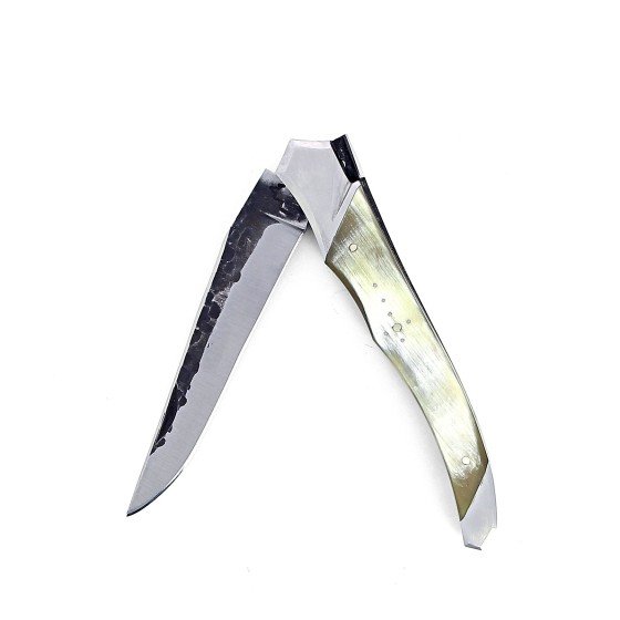 Couteau de Laguiole Tribal pliant 12 cm, platines guillochées, manche en corne de vache Aubrac, mitres inox brossées, lame brute de forge