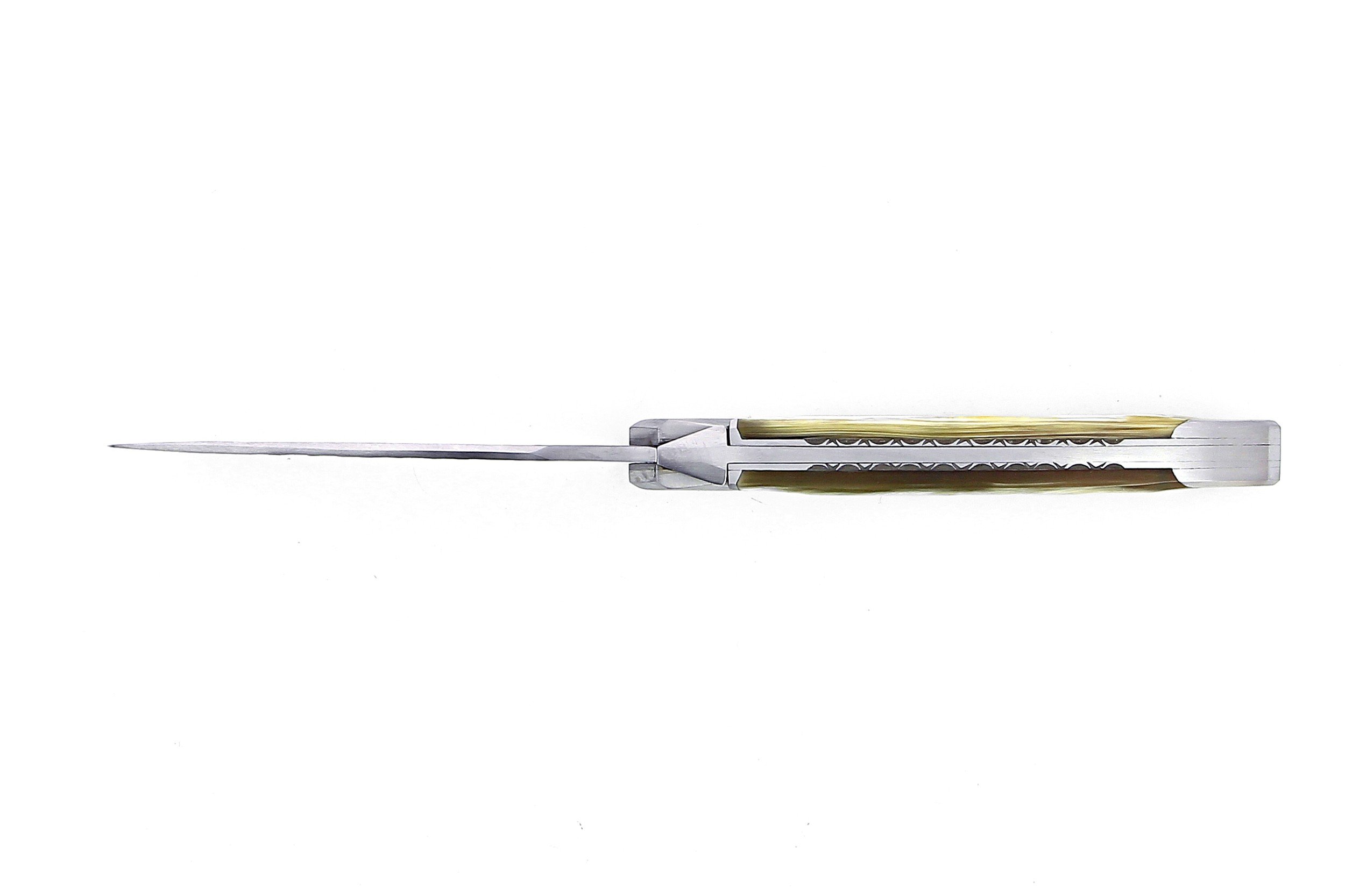 Couteau de Laguiole Tribal pliant 12 cm, platines guillochées, manche en corne de vache Aubrac, mitres inox brossées, lame brute de forge