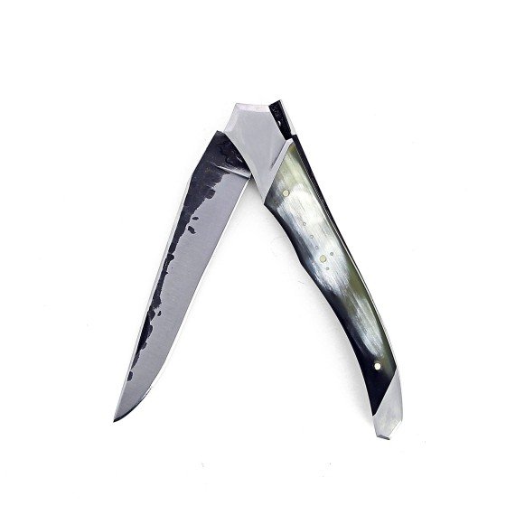 Couteau de Laguiole Tribal pliant 12 cm, platines guillochées, manche en corne de vache Aubrac, mitres inox brossées, lame brute de forge