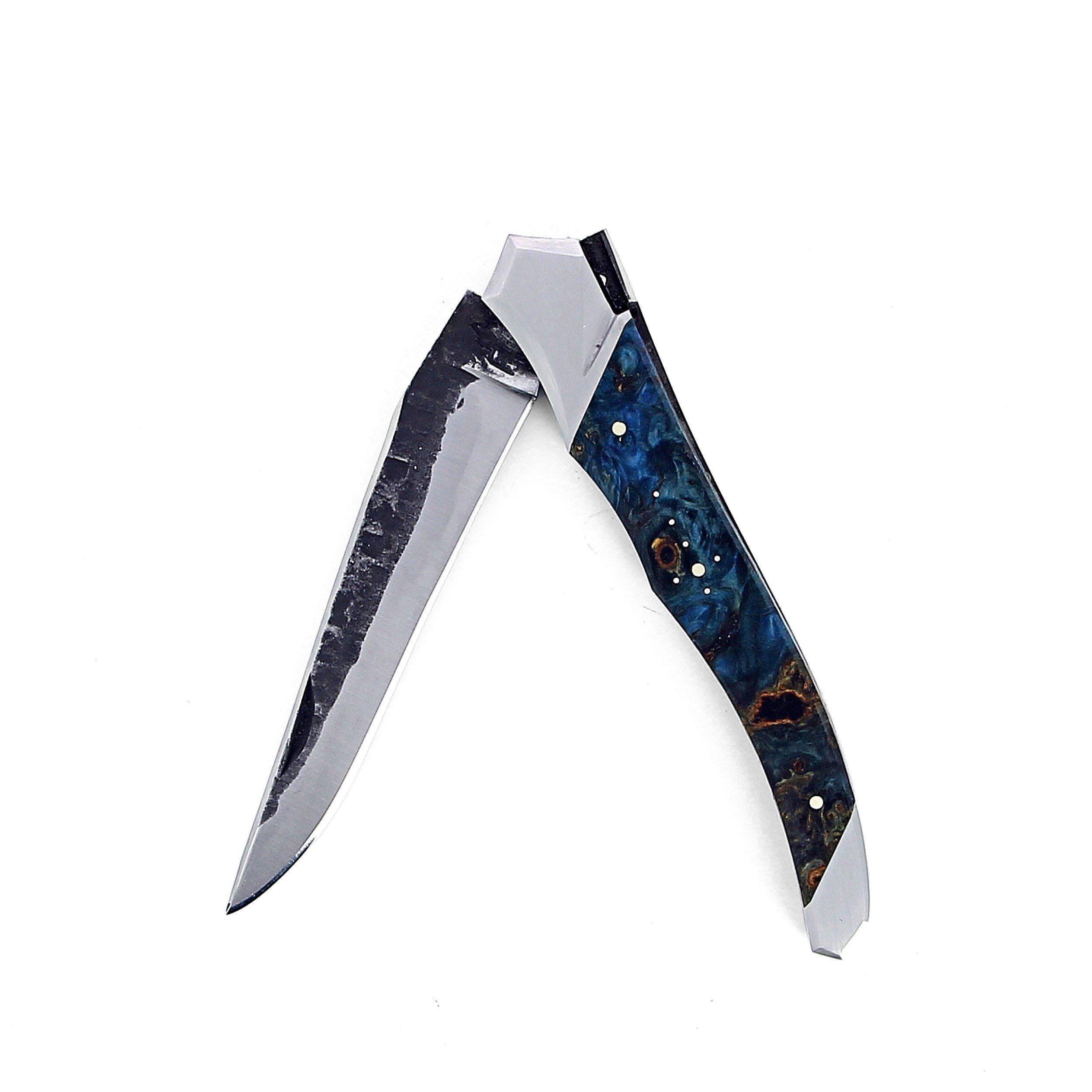 Couteau de Laguiole Tribal pliant 12 cm, platines guillochées, manche en loupe de marronnier, mitres inox brossées, lame brute de forge