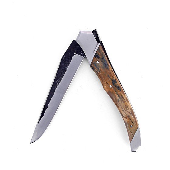 Laguiole Tribal pliant 12 cm, platines guillochées, manche en ivoire de mammouth, mitres inox brossées, lame brute de forge