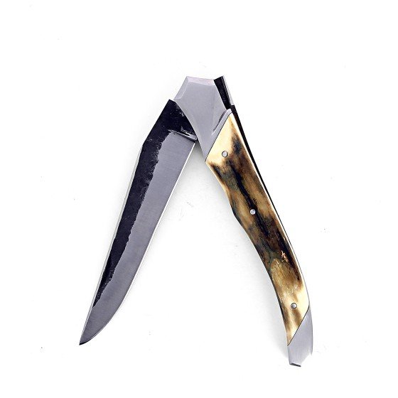 Laguiole Tribal pliant 12 cm, platines guillochées, manche en ivoire de mammouth, mitres inox brossées, lame brute de forge