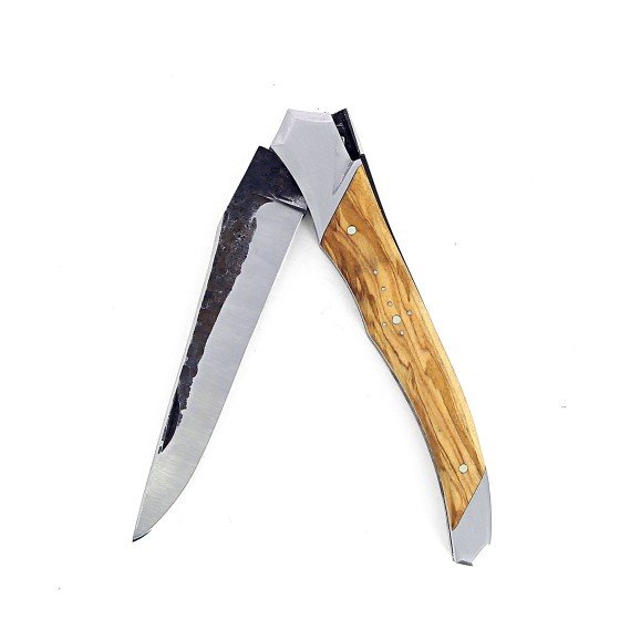 Laguiole Tribal pliant 12 cm, platines guillochées, manche en olivier, mitres inox brossées, lame brute de forge