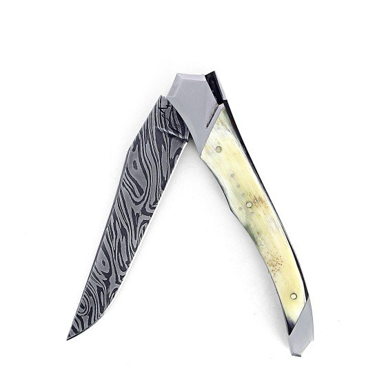 Laguiole Tribal 12 cm Abeille Forgée manche en corne de vache aubrac et deux mitres inox platines guillochées lame damas carbone explosion