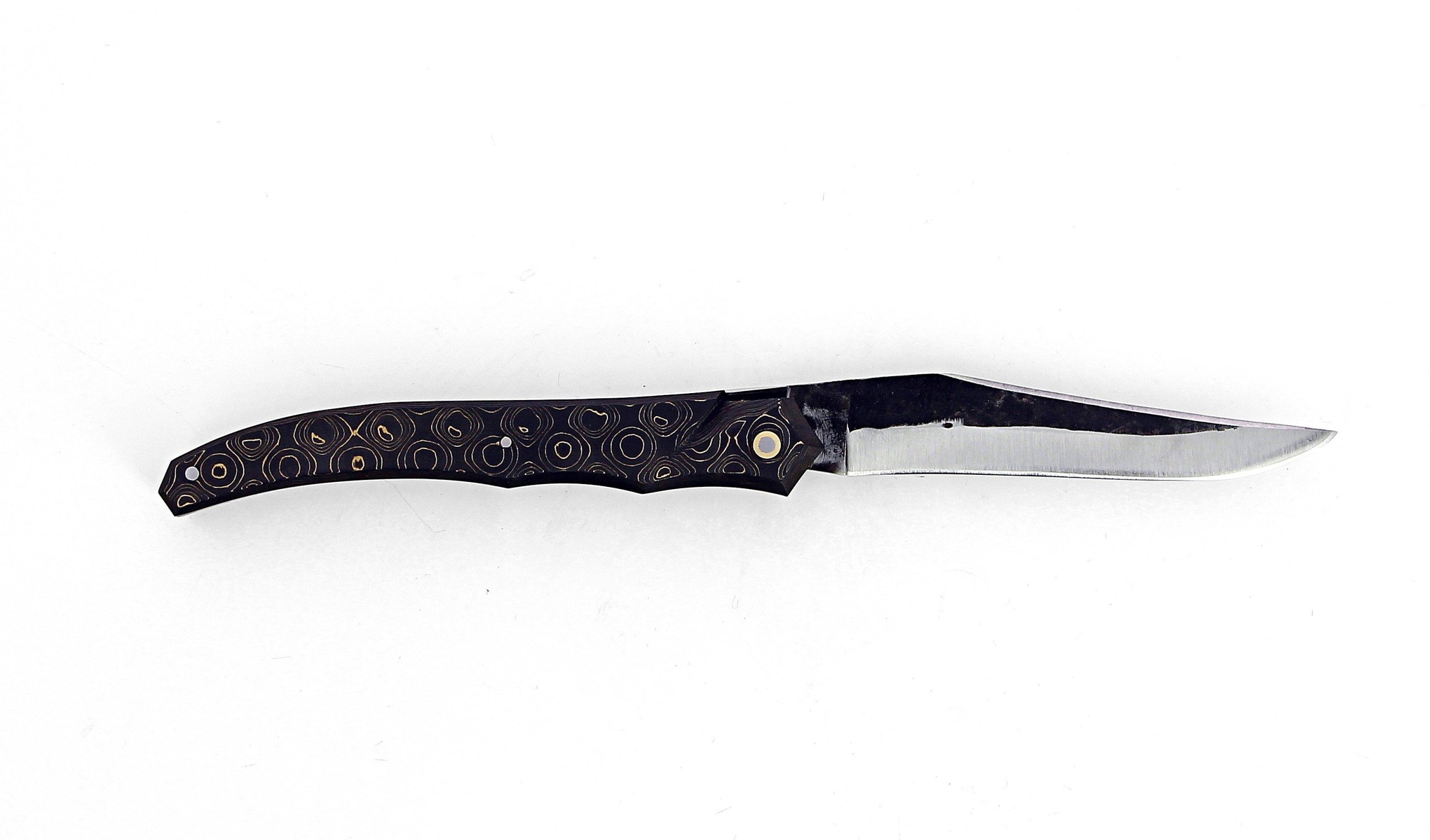 Couteau Laguiole Tribal, 12 cm Abeille Forgée plein manche en fibre de carbone, platines guillochées et inox lame brut de forge