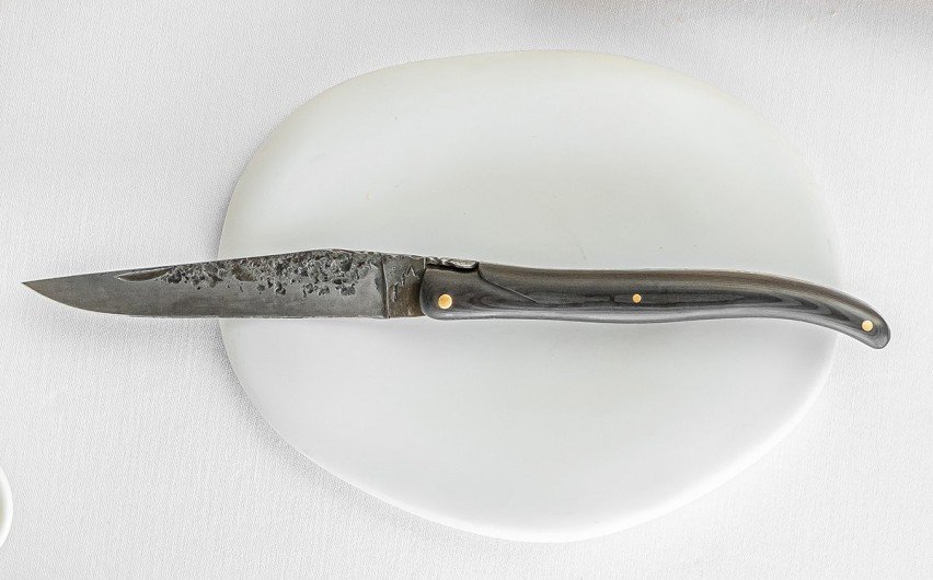 Couteau Laguiole, plein manche en fibre de carbone, lame brute de forge