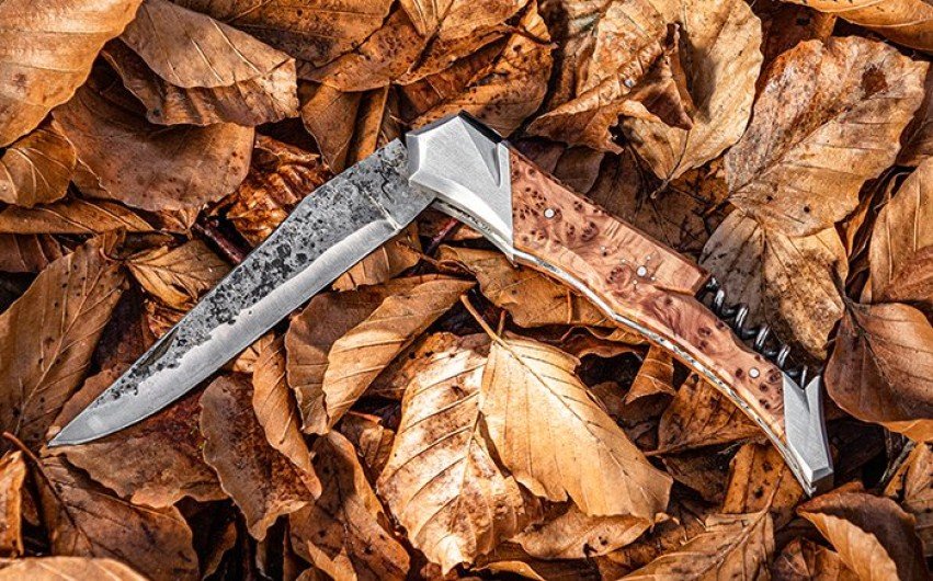 Couteau Laguiole Tribal pliant avec tire-bouchon, manche en genévrier, mitres inox, lame brute de forge