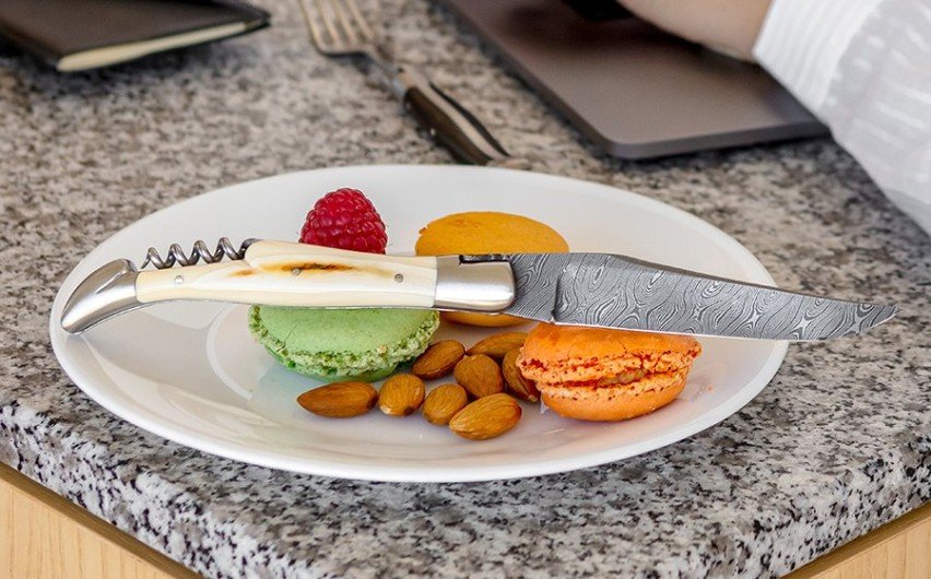 Couteau Laguiole pliant avec tire-bouchon, manche en ivoire de phacochère, mitres inox, lame Damas