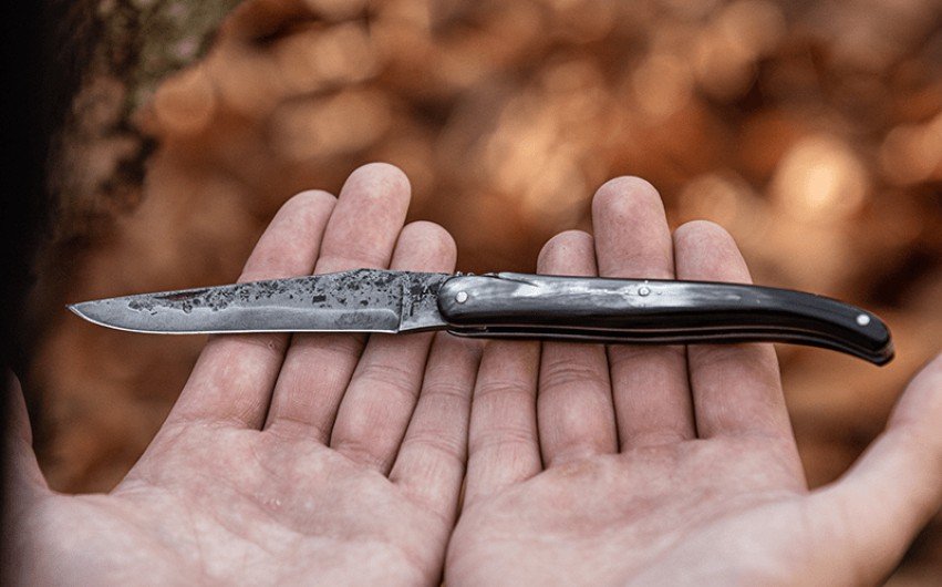 Couteau Laguiole pliant, plein manche corne de vache Aubrac, lame brute de forge