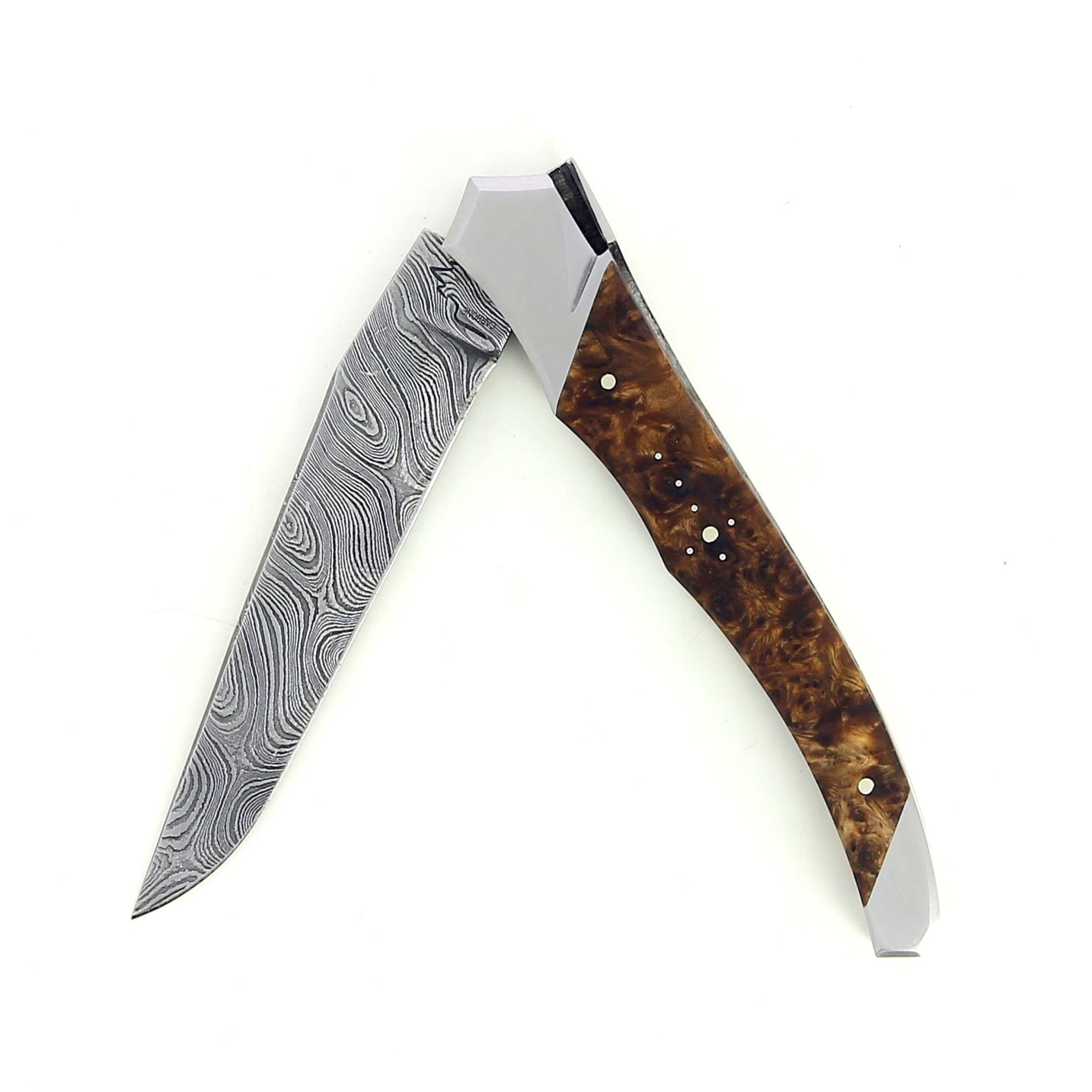 Laguiole Tribal 12 cm Abeille Forgée manche en loupe d'Amboine et deux mitres inox platines guillochées lame damas carbone torsadé