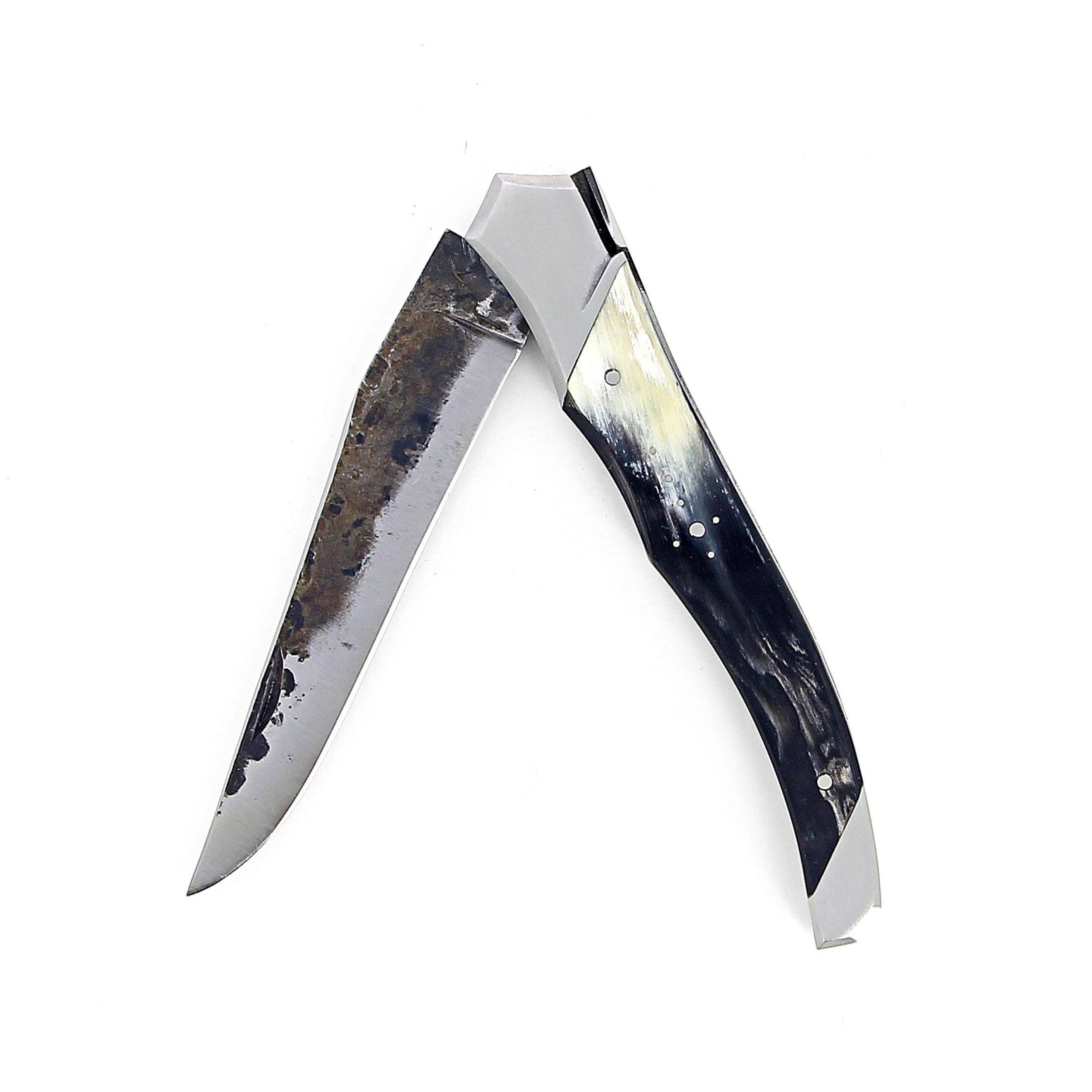 Laguiole Tribal 12 cm Abeille Forgée manche en corne de vache aubrac et deux mitres inox platines guillochées lame brute de forge Benoit l'Artisan