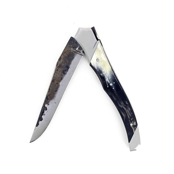 Laguiole Tribal 12 cm Abeille Forgée manche en corne de vache aubrac et deux mitres inox platines guillochées lame brute de forge Benoit l'Artisan