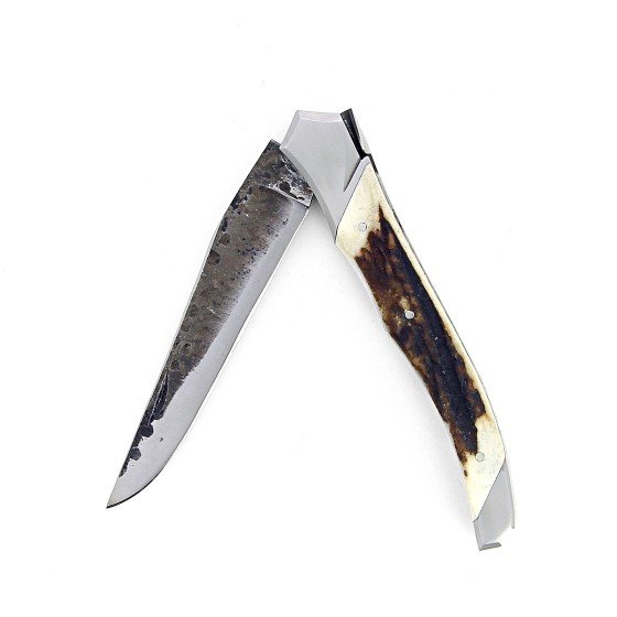 Laguiole Tribal pliant 12 cm, platines guillochées, manche en bois de cerf mitres inox brossées, lame Brute de Forge