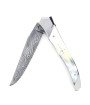 Laguiole Tribal pliant 12 cm, platines guillochées, manche en corne de vache Aubrac et lame damas carbone explosion