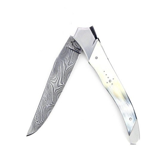 Laguiole Tribal pliant 12 cm, platines guillochées, manche en corne de vache Aubrac et lame damas carbone explosion