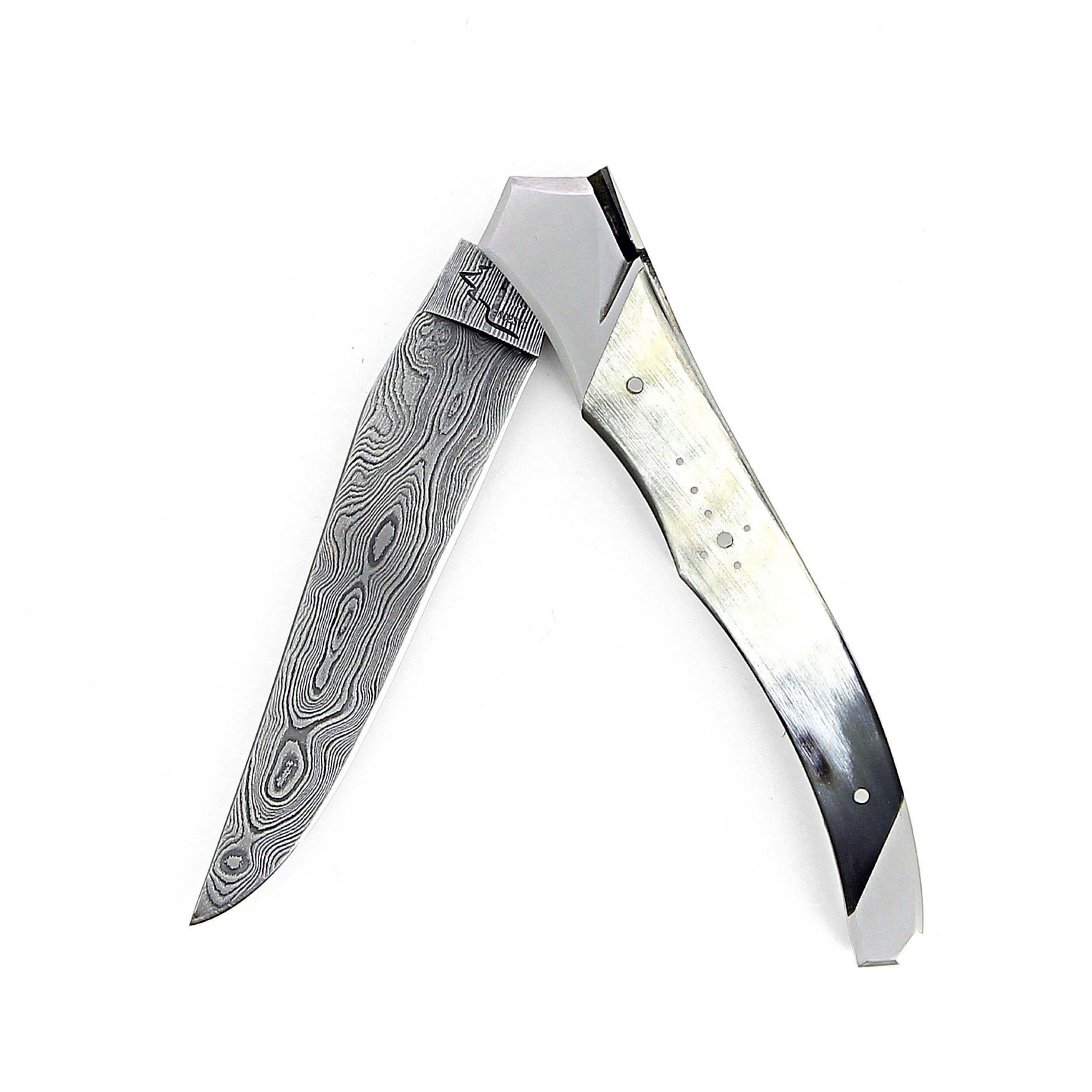 Laguiole Tribal 12 cm Abeille Forgée manche en corne de vache aubrac et deux mitres inox platines guillochées lame damas feuilleté