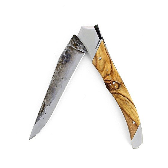 Couteau Laguiole Tribal 12 cm manche en bois olivier, platines guillochées et lame brut de forge
