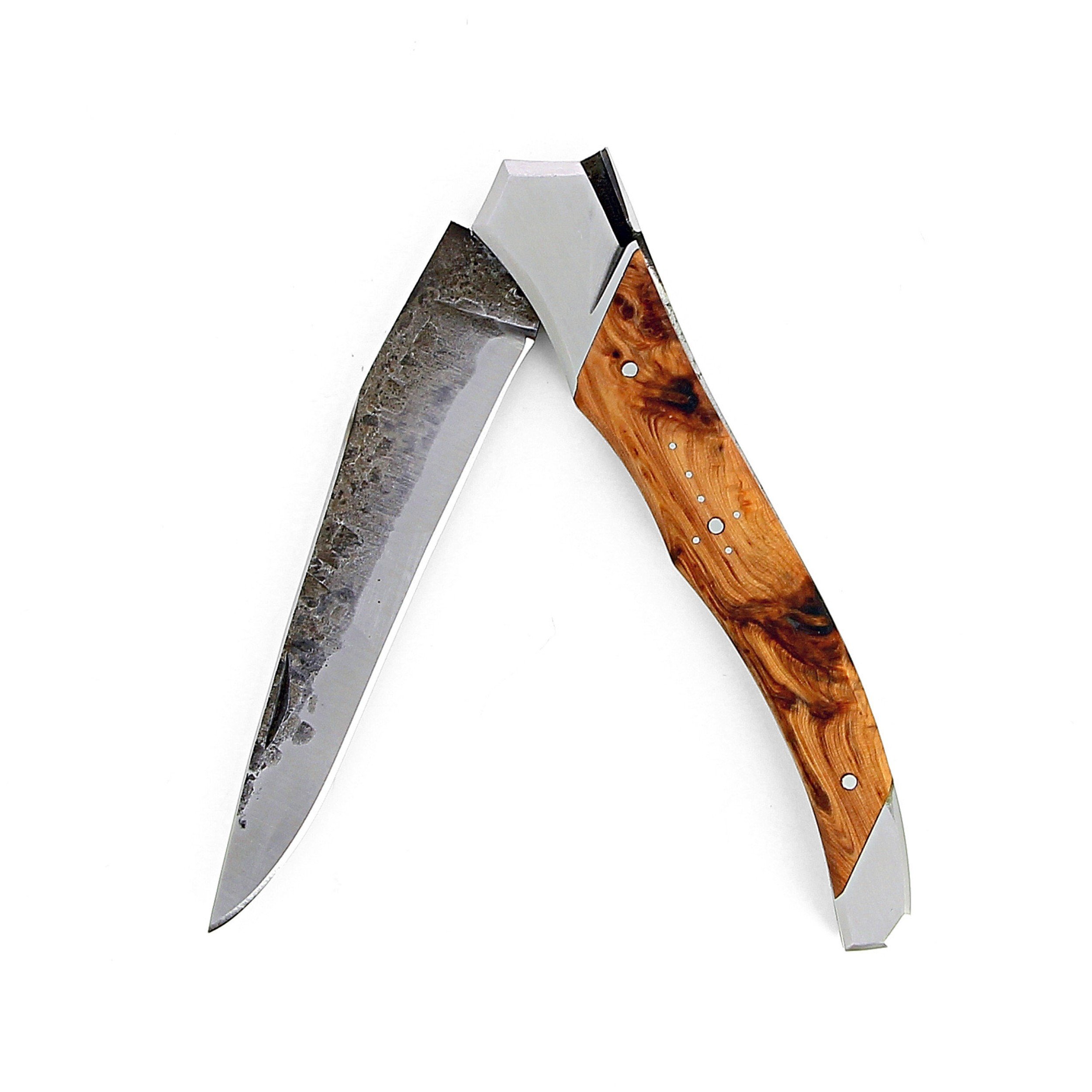 Laguiole Tribal 12 cm Abeille Forgée manche en bois de cade et deux mitres inox platines guillochées lame brut de forge
