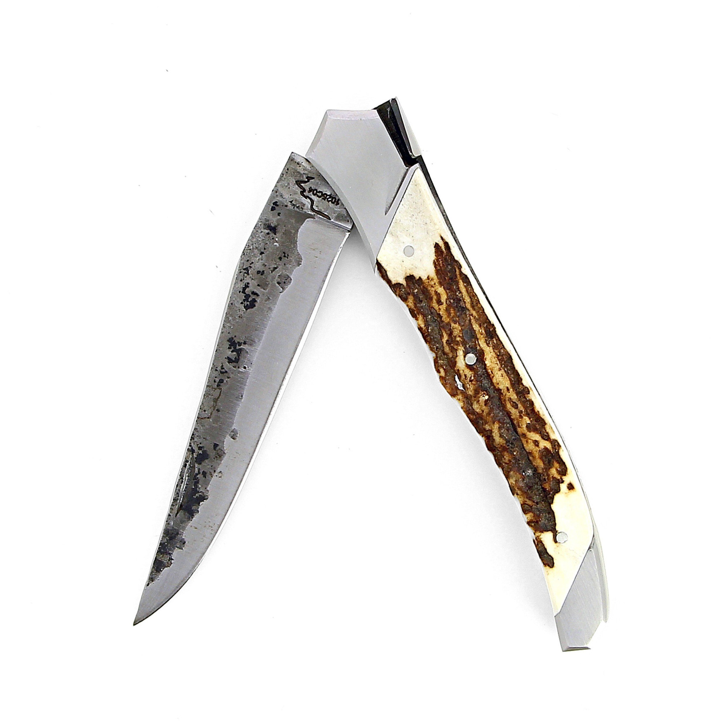 Laguiole TRIBAL 12 cm Abeille Forgée manche en bois de cerf et deux mitres inox lame brut de forge