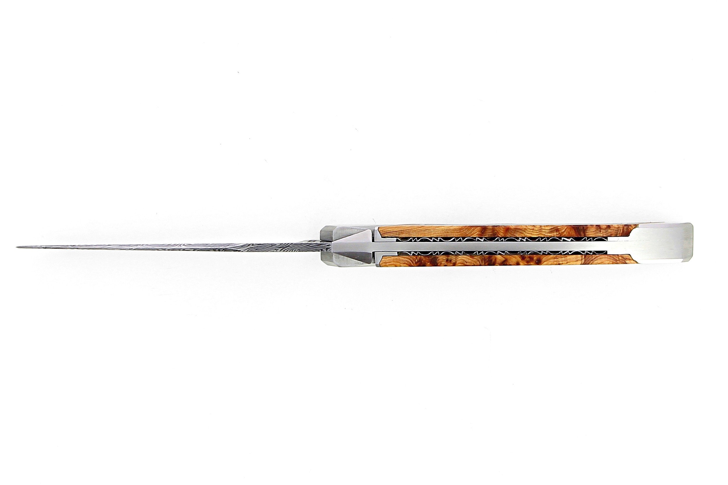 Laguiole Tribal pliant 12 cm, platines guillochées, manche en genévrier, mitres inox brossées