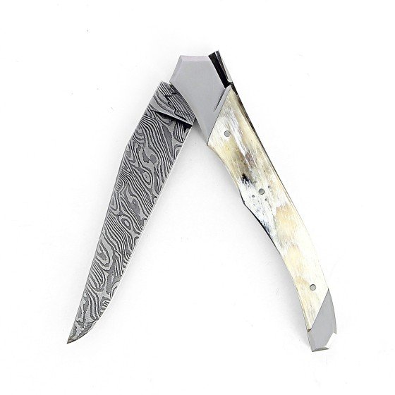 Laguiole Tribal 12 cm Abeille Forgée manche en corne de vache aubrac et deux mitres inox platines guillochées lame damas inox
