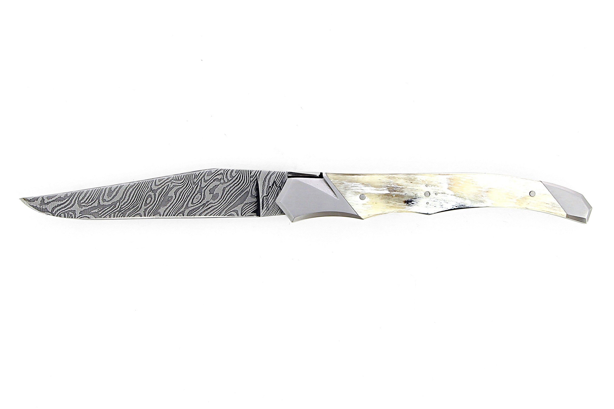 Laguiole Tribal 12 cm Abeille Forgée manche en corne de vache aubrac et deux mitres inox platines guillochées lame damas inox