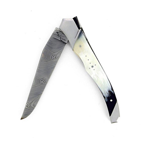 Laguiole Tribal 12 cm Abeille Forgée manche en corne de vache aubrac et deux mitres inox platines guillochées lame damas inox