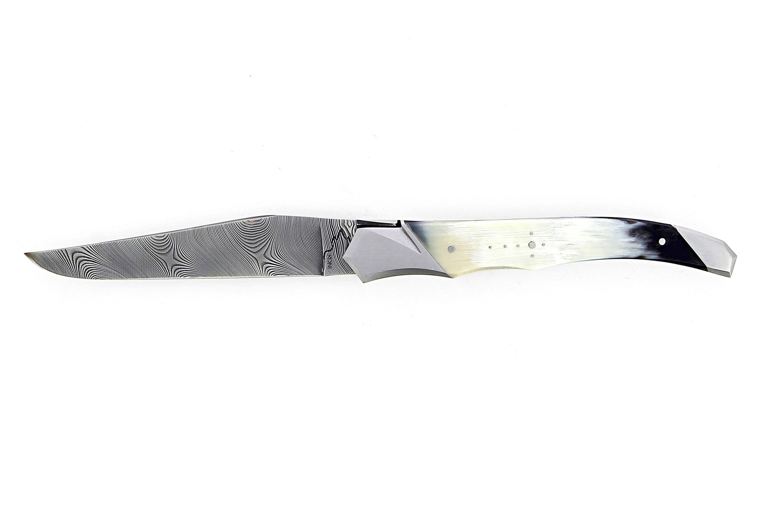 Laguiole Tribal 12 cm Abeille Forgée manche en corne de vache aubrac et deux mitres inox platines guillochées lame damas inox