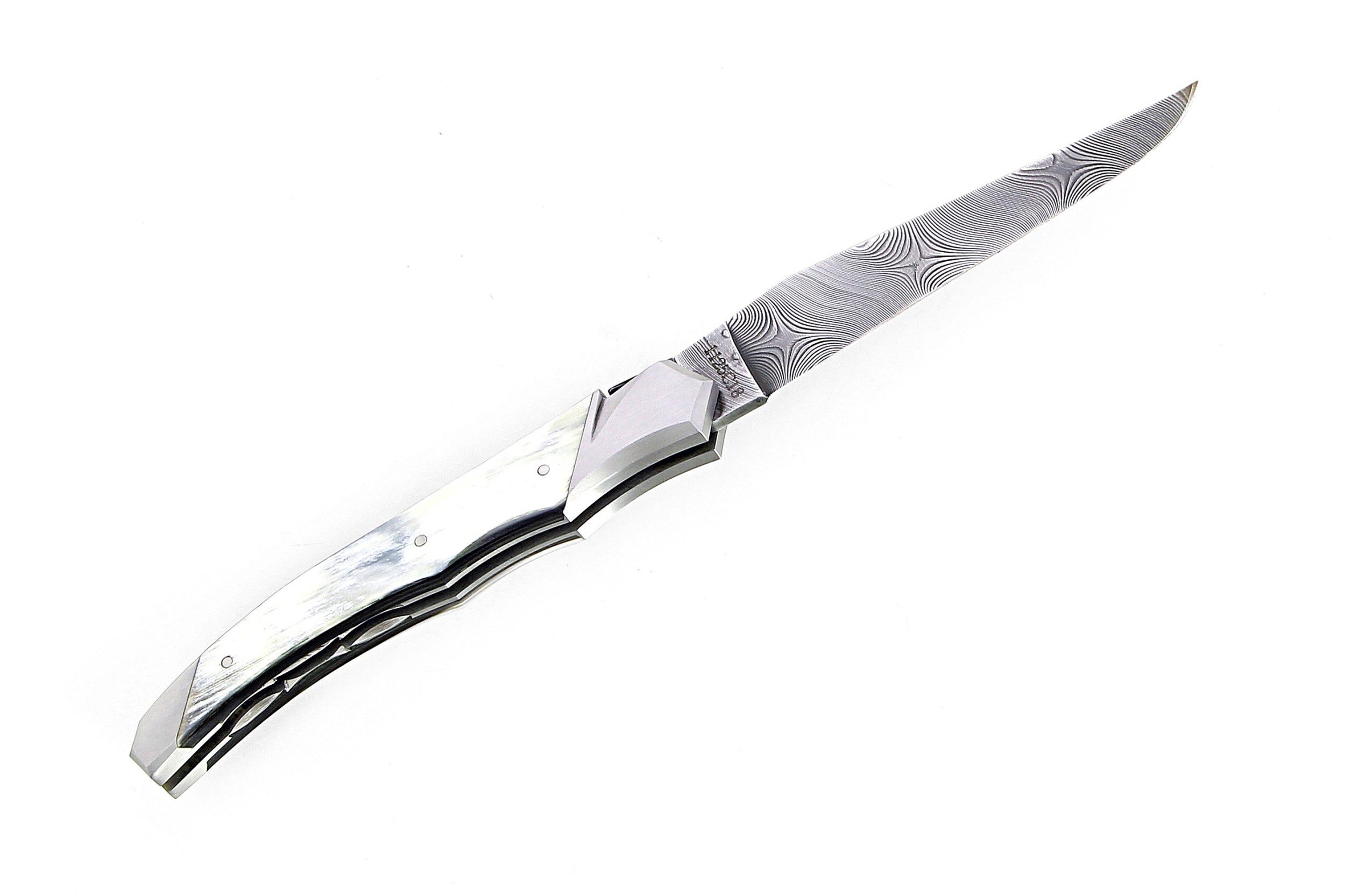 Laguiole Tribal 12 cm Abeille Forgée manche en corne de vache aubrac et deux mitres inox platines guillochées lame damas inox