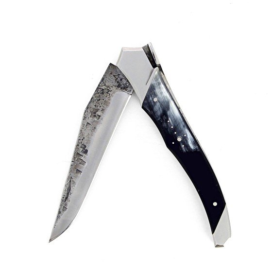 Laguiole tribal en corne de vache aubrac et lame brute de forge