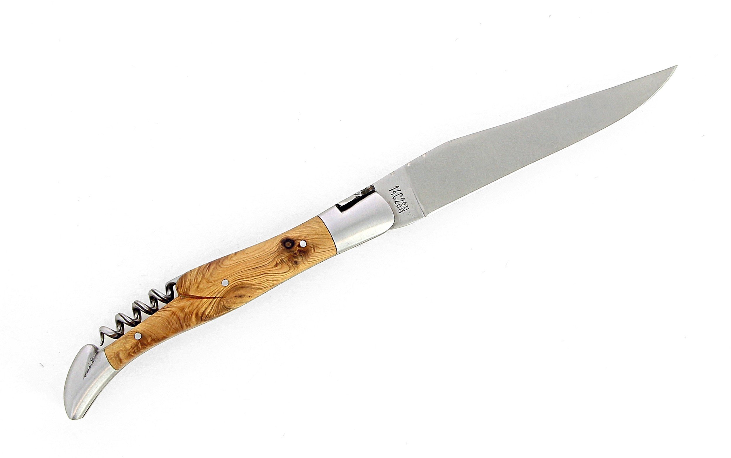 Ce couteau de Laguiole pliant avec tire-bouchon est doté d'un manche de 12 cm en genévrier, protégé par deux mitres inox.