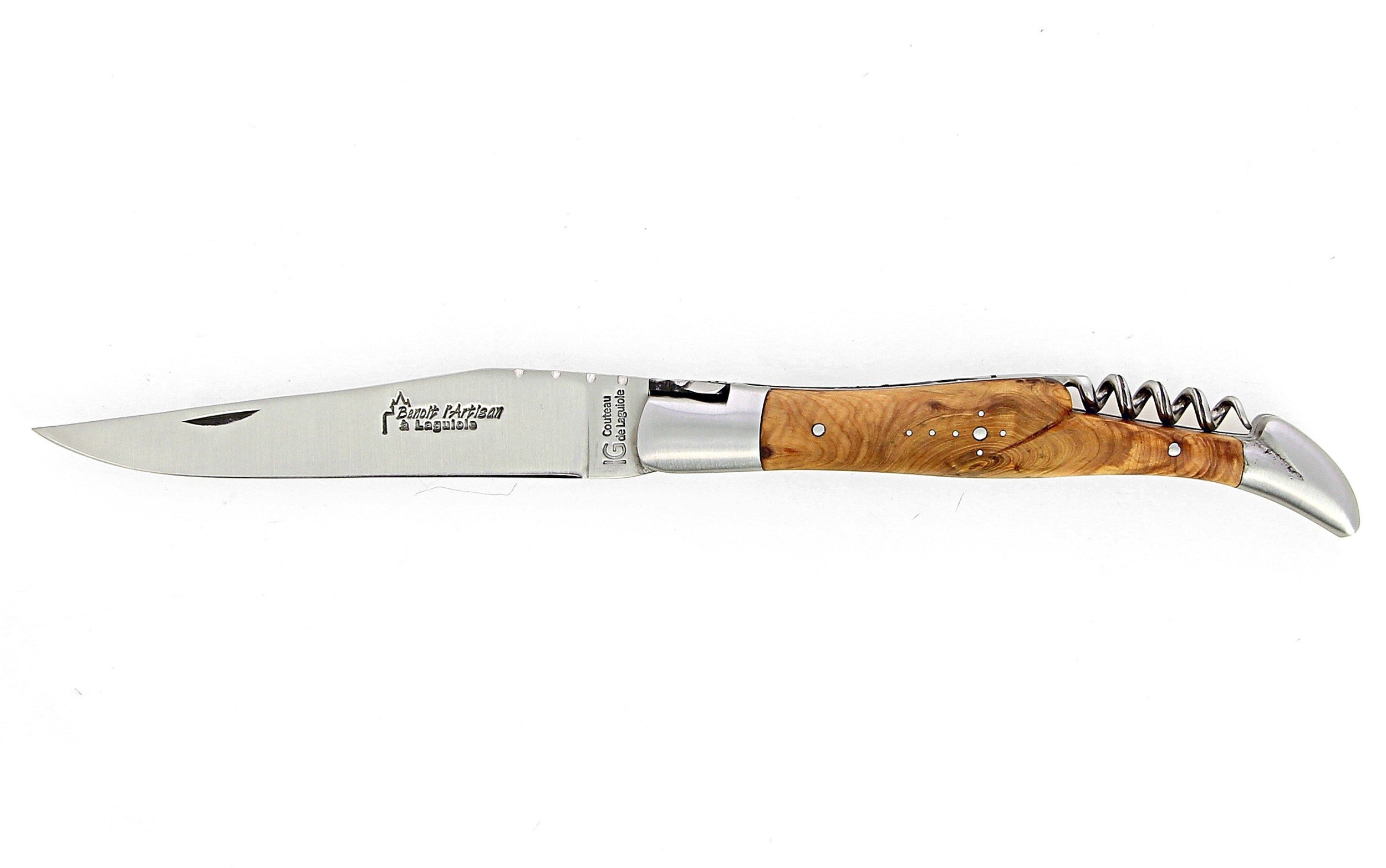 Ce couteau de Laguiole pliant avec tire-bouchon est doté d'un manche de 12 cm en genévrier, protégé par deux mitres inox.