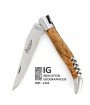 Ce couteau de Laguiole pliant avec tire-bouchon est doté d'un manche de 12 cm en genévrier, protégé par deux mitres inox.
