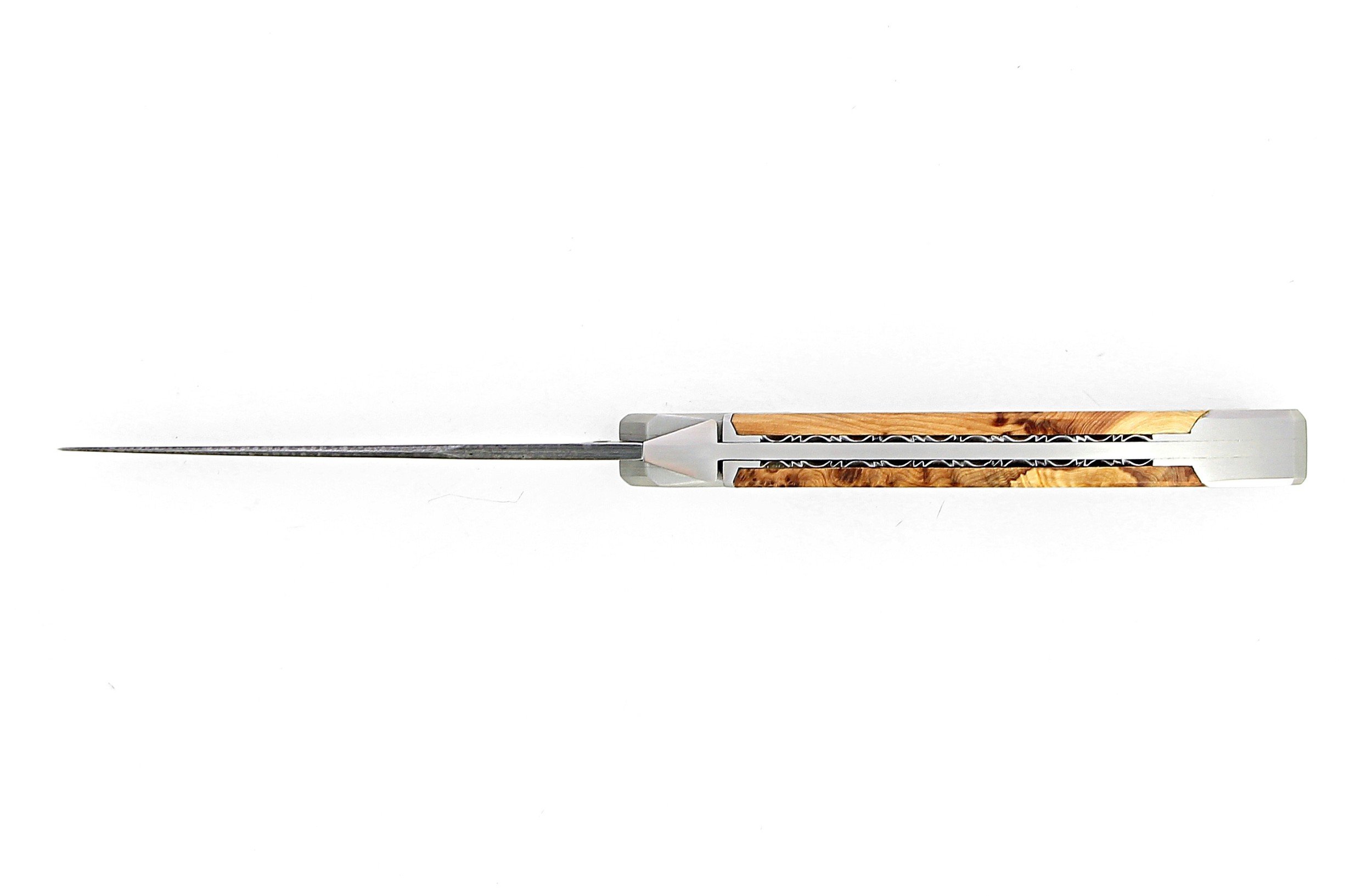 Couteau Laguiole Tribal avec manche en genévrier et lame damas carbone