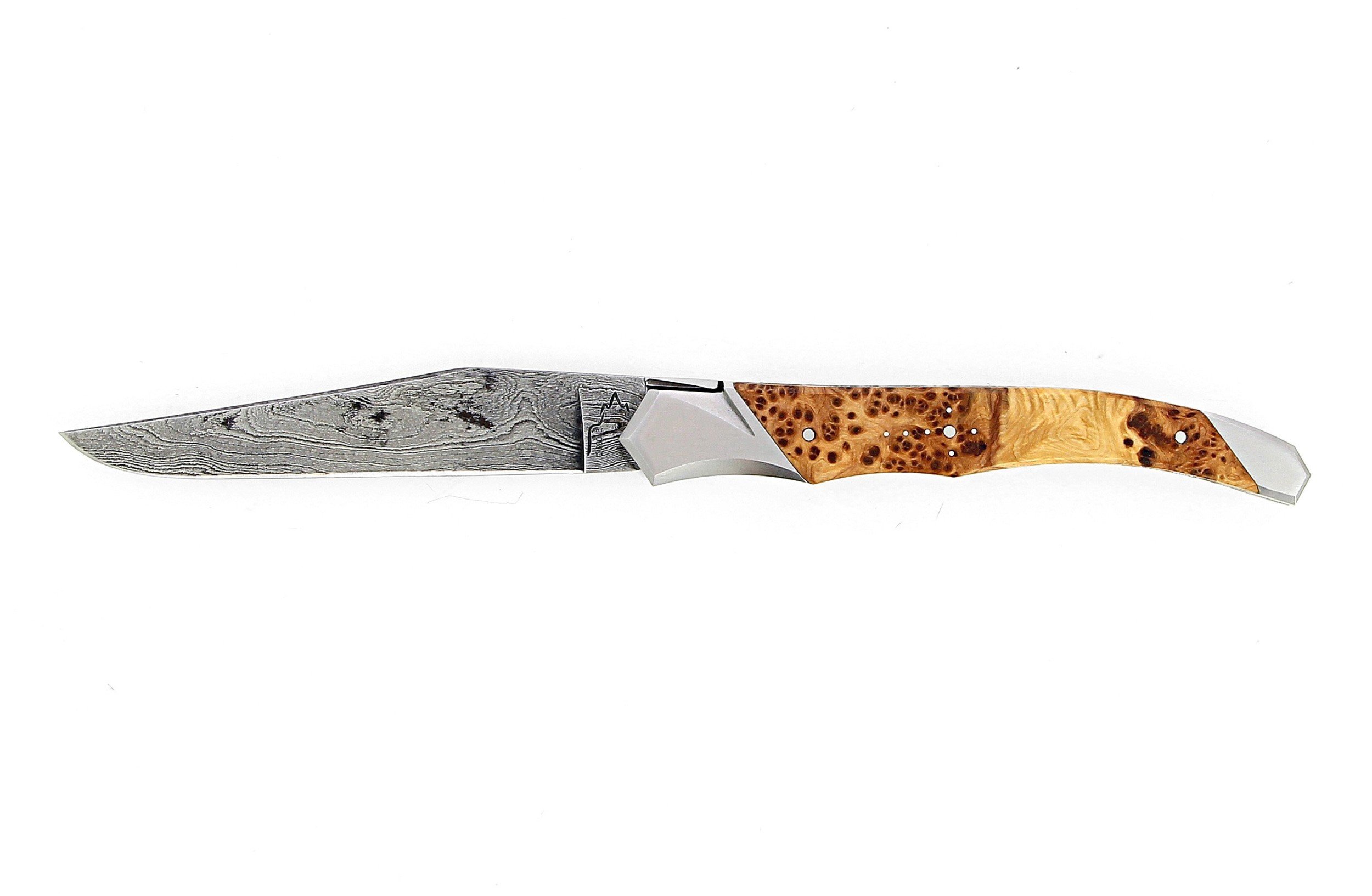 Couteau Laguiole Tribal avec manche en genévrier et lame damas carbone