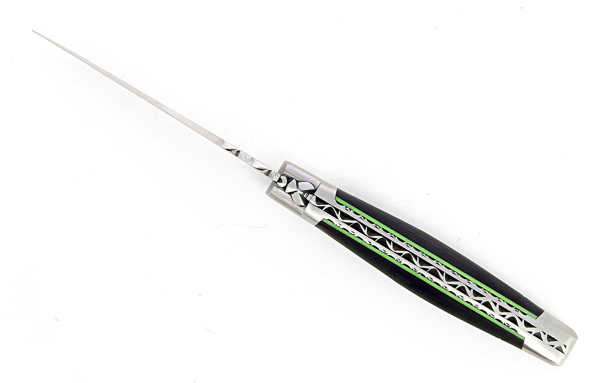Laguiole pliant doubles platines, 12 cm, manche en fibre de carbone, intercalaires verts, mitres inox brossées