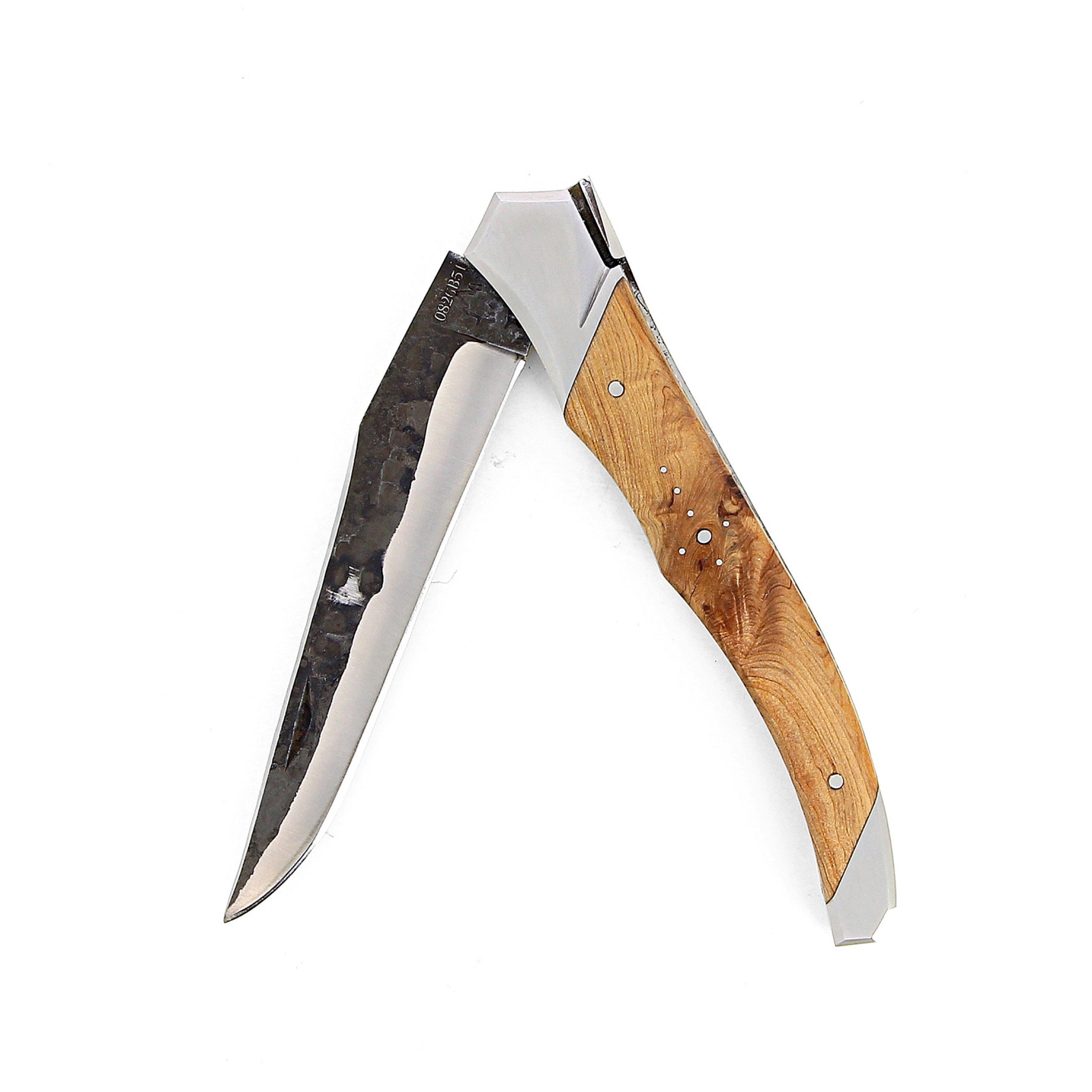 Laguiole Tribal 12 cm Abeille Forgée manche en bois de cade et deux mitres inox platines guillochées lame brut de forge 12C27