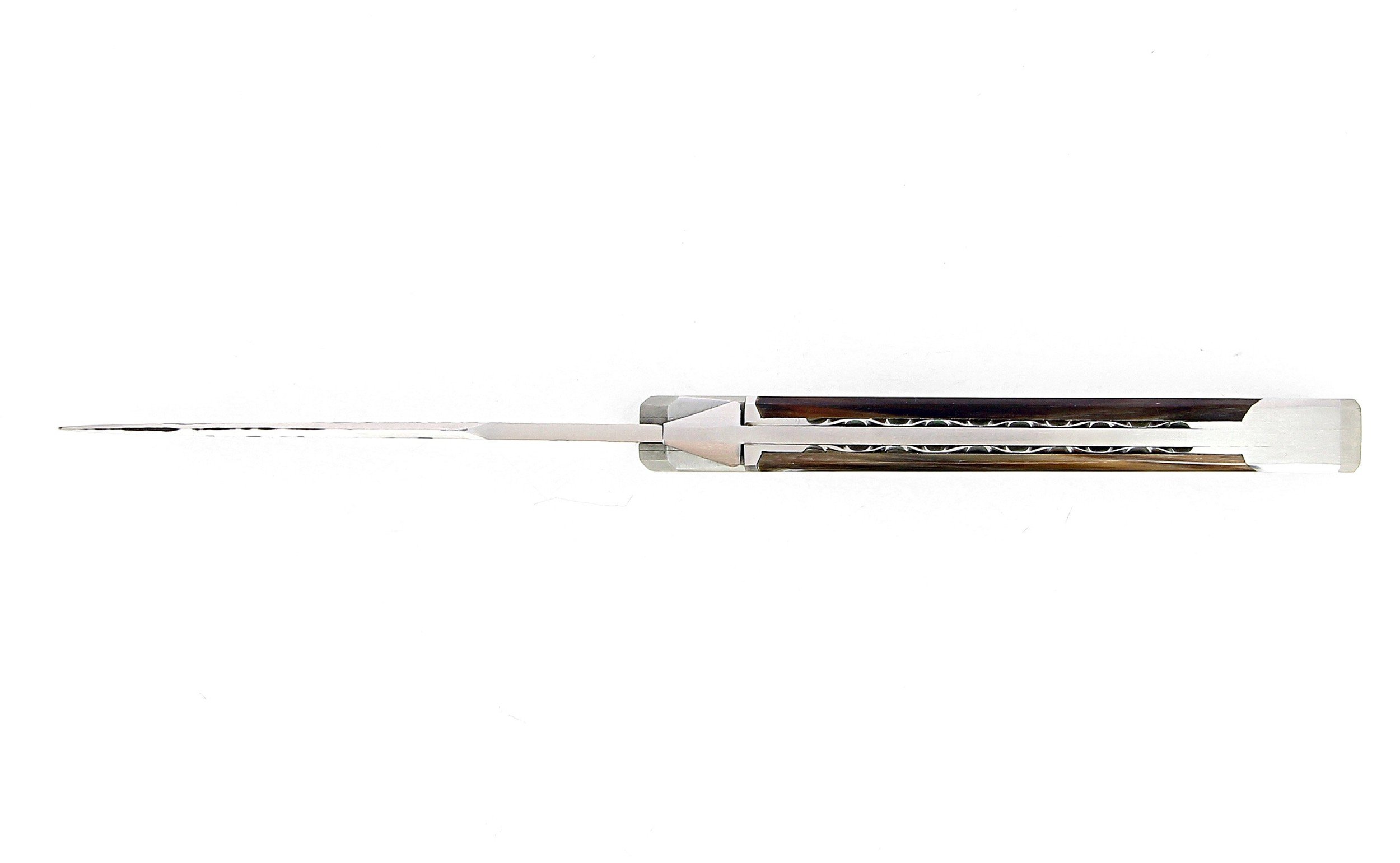 Ce couteau de Laguiole Tribal pliant est doté d'un manche de 12 cm en YYY protégé par deux mitres inox, et de platines guillochées.